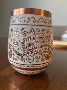 Verre à boire en cuivre pur gravé avec un motif floral noir, parfait pour servir de l'eau aux invités et pour une utilisation à la maison. - Product Image 3