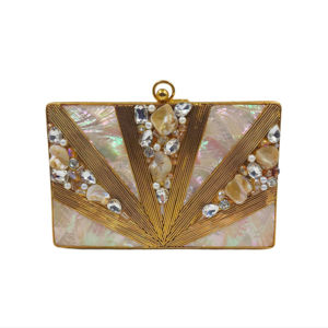 Bolso de mano indio de nácar con detalles de cristal de ágata y latón, diseño de lujo hecho a mano para fiestas y eventos. - Product Image 1