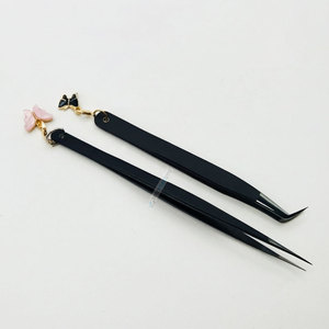Pince à cils noire de haute qualité en acier durable avec breloque papillon pour extensions de cils, maintien robuste pour les extensions - Product Image 4