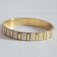 Bracelet tendance en laiton plaqué or avec émail, sculpture moderne en résine polie, style Kada, art traditionnel et mode antique