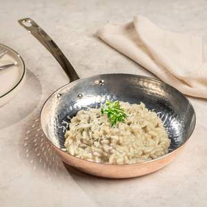 Poêle de Chef Rustique en Cuivre avec Poignée en Laiton, Poêle en Métal Martelé pour Cuisson, Sautage et Présentation dans les Cuisines Modernes - Product Image 1