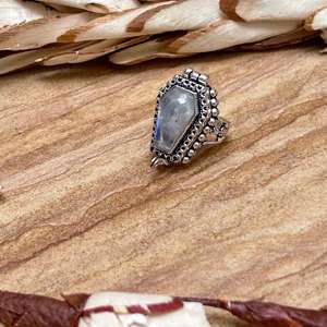 แหวนรูปโลงศพประดับมูนสโตนสำหรับผู้หญิง ชุบเงิน ทำจากทองเหลือง เครื่องประดับสไตล์โกธิคโบฮีเมียน ของขวัญสำหรับงานหมั้นและงานแต่งงาน ขายส่ง - Product Image 2