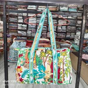 Sac de voyage Bohème de luxe en coton matelassé à motif floral, imprimé indien au bloc, avec fermeture éclair, léger, grande capacité, durable, à porter à l'épaule - Product Image 4