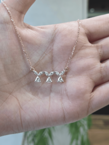 Collar de Diamantes con Corte de Pera de 1.00ct, Certificado IGI, Cultivado en Laboratorio, Oro de 14k, Diseño de Triple Gota, Engaste de Puntas, para Mujer, Boda, Lujo - Product Image 2