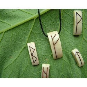 Collar Étnico Bohemio Hecho a Mano con Diseño Tribal, Accesorio de Moda Vintage con Hueso Tallado y Cristal, Regalo Único de Estilo New Age - Product Image 1