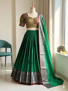Conjunto de Lehenga Choli de Seda Tejida Premium Verde con Borde de Zari Plateado, Largo hasta el Suelo, Traje Tradicional Indio para Bodas - Product Image 1