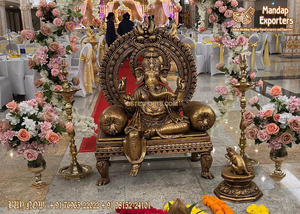 Décoration de hall d'entrée pour événement de mariage, statues Radha Krishna traditionnelles finition or et blanc nacré pour la décoration de mariage - Product Image 3