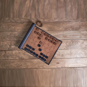 Plateau de jeu portable en cuir enroulable pour le jeu de la renarde et du canard, avec des pièces modernes et un design compact pour le divertissement familial en déplacement - Product Image 1