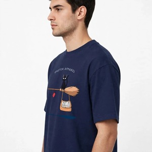 เสื้อยืดคอกลมแขนสั้นสีน้ำเงินกรมท่าสำหรับผู้ชาย ONETEN Apparel พร้อมลายกราฟิกแมวแม่มดการ์ตูน - Product Image 3