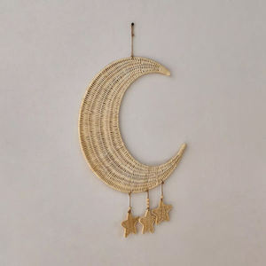 Ornement artisanal en rotin tressé étoile et lune, durable, en fibres végétales, pour la décoration murale intérieure de la chambre d'enfant. - Product Image 3