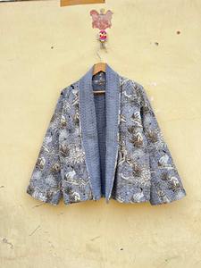 Chaqueta Kimono Corta Acolchada Kantha Hecha a Mano: Bata de Algodón con Estampado Floral - Product Image 3