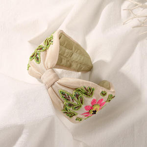 Serre-tête de luxe fait main perlé avec broderie décorative pour femmes, idéal pour les boutiques de mode et les collections d'accessoires haut de gamme - Product Image 3