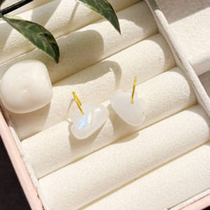 Colgante de piedra lunar pulida con forma de nube, amuleto de piedra azul natural con anillo de oro, joyería bohemia, regalo para el amor - Product Image 1