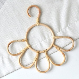 Organizador de ropa para el hogar, perchas de madera para guardar ropa en el armario, perchas de ropa de ratán hechas a mano - Product Image 4