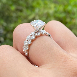 Ensemble de bagues de luxe en argent sterling avec diamant blanc rond taillé à quatre griffes, bijoux de créateur pour femmes, cadeau de mariage - Product Image 2