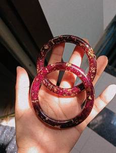 Brazalete de Resina Hecho a Mano Moderno y Elegante para Mujeres y Chicas, Hermoso Brazalete de Resina Hecho a Mano con Diseño Abstracto Único - Product Image 1