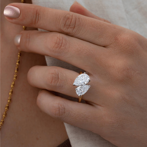 แหวนเพชรแล็บโกรว์ทรงลูกแพร์คู่ 3.0 กะรัต EtherStar Jewels รุ่น Toi et Moi แหวนทองคำ 18K สองสี ประดับเพชรแบบซ่อนรอบวง สำหรับผู้หญิง - Product Image 4