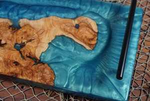 Plateau de service en bois d'olivier avec résine époxy effet vague océanique, coquillages marins, poignées noires, planche à charcuterie de luxe pour cuisine et salle à manger - Product Image 5