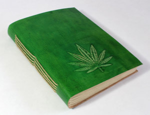 Carnet de notes en cuir de chèvre véritable Camelon Exports, couverture rigide, couleur verte, motif feuille de chanvre en relief sur la couverture avant, journal quotidien. - Product Image 2