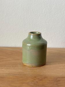 Vase décoratif en céramique artisanale avec glaçure vert sauge doux et texture sculptée, idéal pour la décoration intérieure moderne - Product Image 6