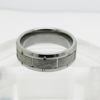 Anillo de carburo de tungsteno plateado con textura martillada y ranurada, banda de boda con borde biselado para hombre, joyería industrial al por mayor