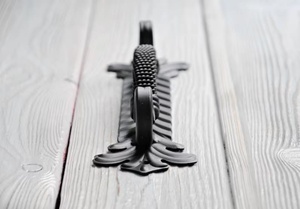 Poignée de portail en fer forgé traditionnelle ; résistante à la rouille, facile à installer, avec un design décoratif et une finition peinte. - Product Image 2