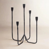 Candelabro de Metal Martillado de Estilo Vintage con Múltiples Brazos para Velas Cónicas, Candelabro Escultural Contemporáneo de Bronce