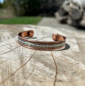 Pulsera de Terapia Bio Magnética con Incrustaciones de Latón, Plata y Cobre en Patrón de Cuerda Trenzada y Borde Tri-Metal - Product Image 1