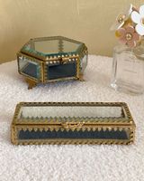 Boîte à bijoux en verre avec cadre doré géométrique et couvercle à chaîne pour ranger colliers et bagues, idéale pour la coiffeuse.
