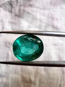 Émeraude ovale de Zambie 5,38 carats – Pierre brute de qualité commerciale pour bijoux - Product Image 1