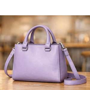 Esta elegante bolsa tote gris presenta un diseño geométrico acolchado con detalles en las esquinas plegadas y un cómodo asa superior. - Product Image 4