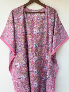 Caftán largo de algodón con estampado floral indio, ideal como ropa de playa o cómoda ropa de dormir para mamás. - Product Image 4