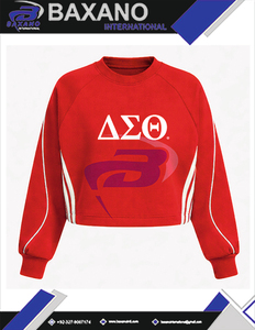 Delta |   Sigma |   Sweat-shirt court Theta Sorority Rouge et Hiver avec broderie blanche et design imprimé à passepoil – Vêtements universitaires DST - Product Image 4