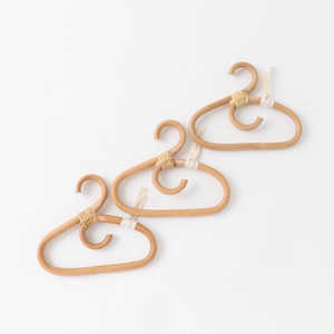 Colgador de ropa de ratán de color blanco con logotipo personalizado, requiere perchas de lavandería para ropa de bebé pequeña para guardería - Product Image 2