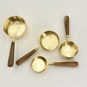 Tasses à mesurer en acier inoxydable doré de haute qualité pour la cuisine, avec manche en bois d'acacia, ensemble de cuillères, compatibles lave-vaisselle - Product Image 3