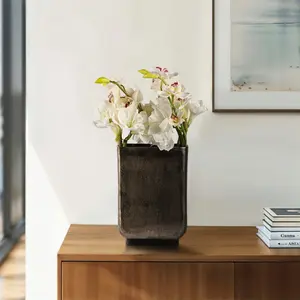 Jarrón de Metal Ecológico de Primera Calidad para Exhibición de Flores, Estilo Moderno y Elegante para Hogares de Lujo, Zahid Exports - Product Image 1