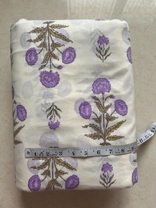 Tela de Algodón Estampada a Mano con Diseño Floral Blanco y Morado, Estilo Jaipur Sanganeri, Material Suave para Vestidos, Textil para Prendas de Vestir, Venta al Por Mayor - Product Image 3