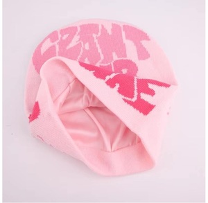 Gorro de Invierno Personalizado con Logotipo, Unisex, Forro de Satén, 100% Acrílico, Puño Jacquard, Estilo Urbano, Ajustable - Product Image 6