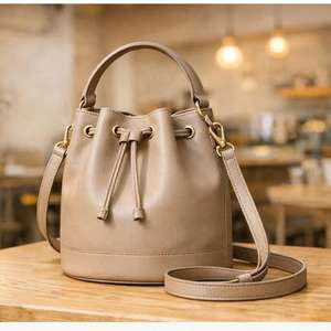 กระเป๋าถือหนังสีแดงเบอร์กันดีสไตล์หมอ โดดเด่นด้วยดีไซน์คลาสสิกแบบ Gladstone พร้อมตัวล็อกแบบโครงเหล็กสีทอง - Product Image 3