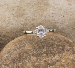 Bague de fiançailles et de mariage minimaliste en argent sterling 925 de luxe avec sertissage clos et zircone cubique (CZ) pour femme, bijou raffiné, cadeau - Product Image 2