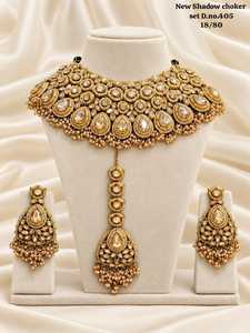 Parure de bijoux de mariage plaqué or en alliage, comprenant un collier ras-du-cou ethnique et des boucles d'oreilles Maang Tikka, sertis de perles goutte d'eau à monture closée - Product Image 1