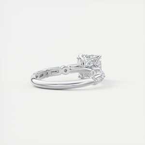 Anillo de compromiso con diamante cultivado en laboratorio de corte Asscher de 2.50 quilates, con pavé Bardot Scallop y trece diamantes en oro blanco de 14K. - Product Image 5