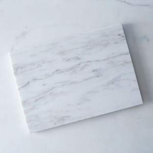 Planche à découper en marbre naturel avec pieds antidérapants pour une découpe et un service sécurisés des aliments dans la cuisine - Product Image 6