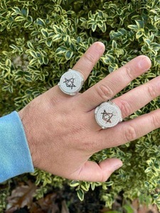 แหวนเงินแท้ชุบเหลืองสไตล์ฮิปฮอปประดับเพชรโมอิสซาไนต์คุณภาพสูงขายส่งสำหรับทุกเพศ - Product Image 3