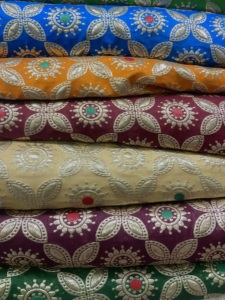 Tissu jacquard brodé léger Zari, 44 pouces, 115 GSM, pour vêtements de mariée, textiles de maison, vêtements ethniques et mode - Product Image 1