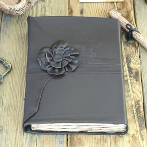 Diario de Cuero Negro Hecho a Mano con Diseño Floral, Cuaderno de Escritura Encuadernado Estilo Vintage, Libro de Grimoares, Libro de Hechizos con Páginas Envejecidas, Regalo - Product Image 1