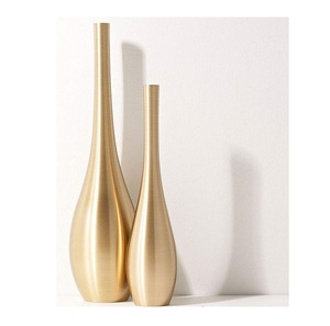 Vase décoratif en laiton pour arrangements floraux, élégant pour le salon et au design contemporain pour la décoration intérieure - Product Image 1