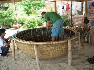 Coracle en bambou artisanal du Vietnam, panier rond tressé à la main, idéal pour la décoration de festivals côtiers, le style des stations balnéaires et l'exposition lors d'événements en bord de mer - Product Image 4