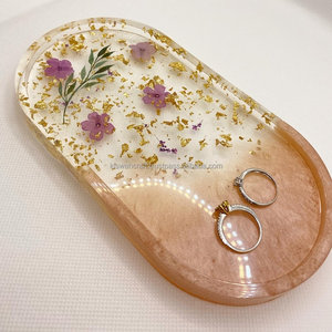 Bandeja de Resina Modelo Luxury Love, Bandeja Ovalada Hecha a Mano para Joyería: Flores Secas y Lámina de Oro - Product Image 3