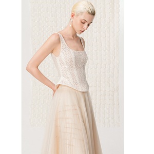 กระโปรงเอวสูงผู้หญิงขายดี ARCHLINE MIDI SKIRT ODM แบรนด์ส่วนตัว ผ้าตาข่ายวิบวับ กระโปรงลำลองสำหรับผู้หญิง - Product Image 2
